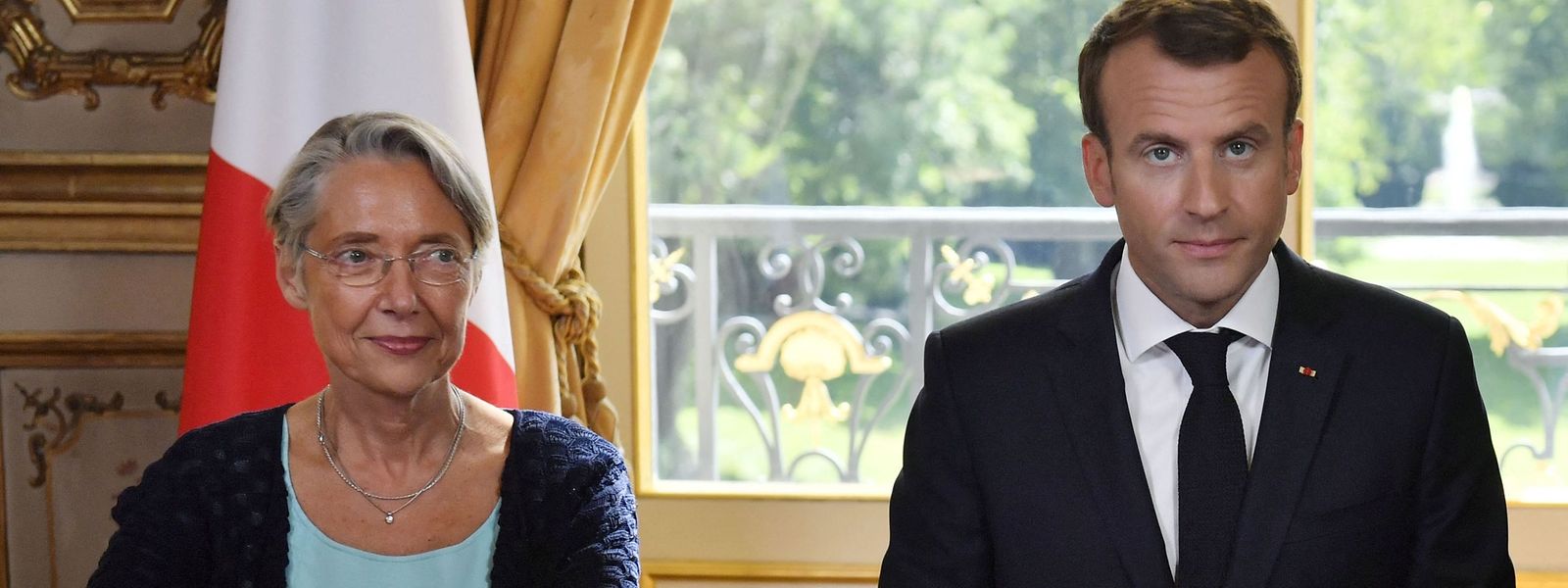 Pas sûr qu'Emmanuel Macron imite Elisabeth Borne et regarde sur sa gauche... 