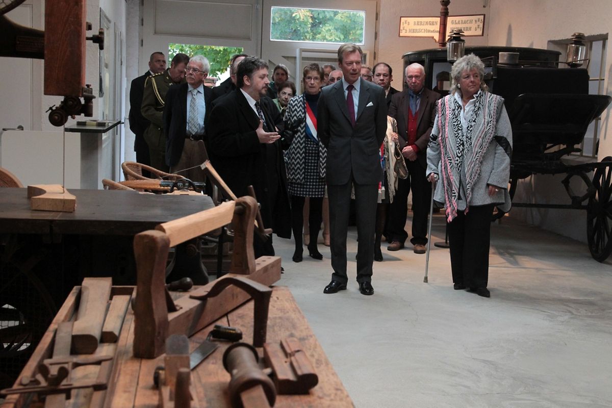 Großherzog Henri besucht das Kutschenmuseum in Peppingen.