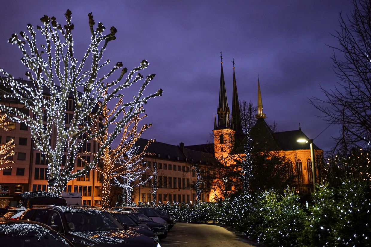 Les décorations de Noël illuminent les rues de la capitale, mais le silence règne. 