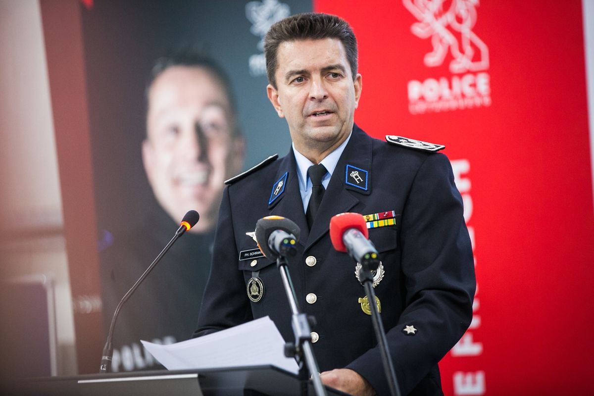 Bis März 2018 sollen 220 Fahrzeuge und 60 Motorräder, die Kommissariatsschilder, die Polizeidokumente und die Kleidung der rund 2.000 Polizisten an die neue „Corporate identity“ angepasst werden. 