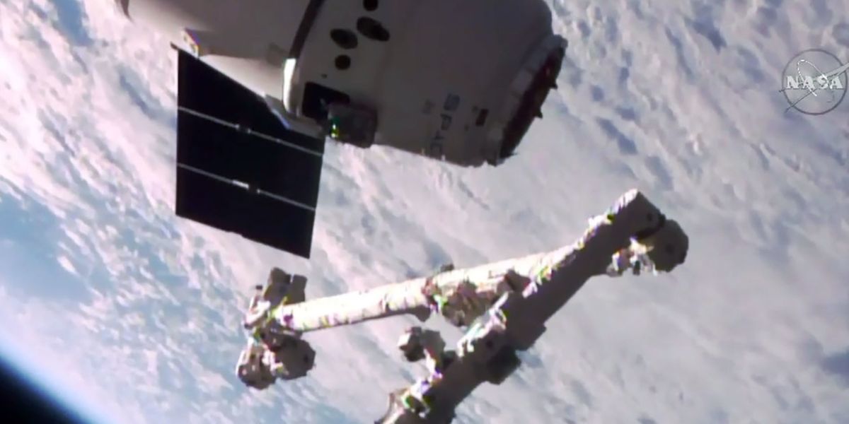 Diese Videoaufnahme der Nasa zeigt SpaceX Dragon Sekunden vor dem Einfangen durch den kanadischen Teleskoparm der ISS.