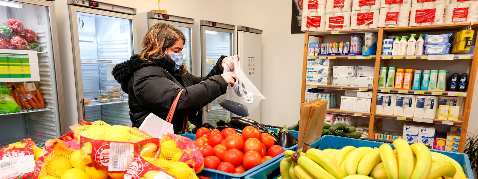 Auch in der Caritas Buttek in Luxemburg-Stadt treibt die Inflation die Preise hoch. Die Kunden stehen bereits vor Ladenöffnung vor
der Tür – aus Angst, sie gehen leer aus. (nachgestellte Szene) 