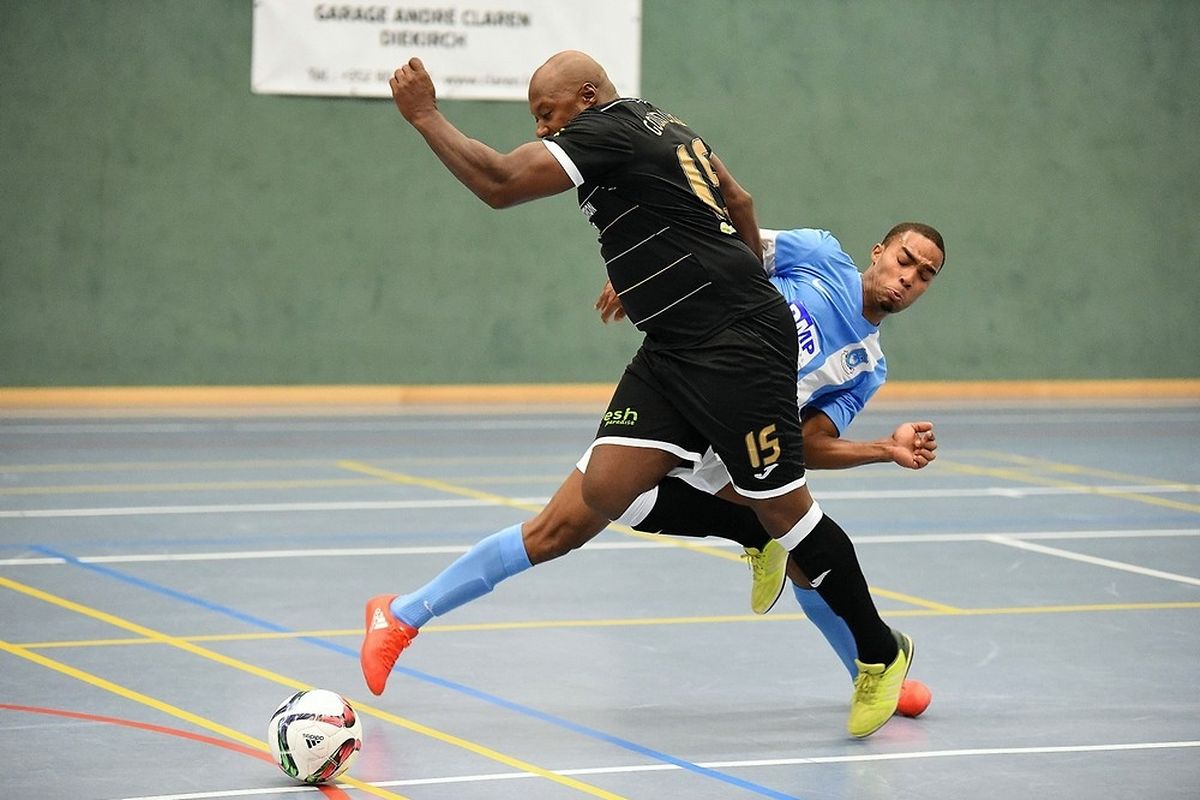 Hernani Lopes Rodrigues (FC Nordstad, en bleu) tente de freiner la progression de Julio Moniz Carvalho (Golden Crows Feulen).
