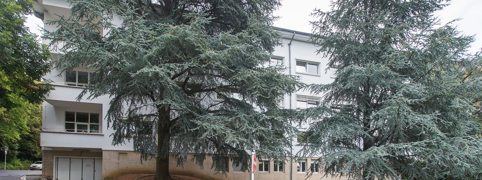 Derzeit befinden sich im Düdelinger Spidol die Geriatrieabteilung des CHEM sowie eine Poliklinik. Letztere will der Düdelinger Schöffenrat erhalten. Dort, wo jetzt das Hospital steht, könnte ein Neubau mit Poliklinik und einem Heim für Demenzkranke entstehen.