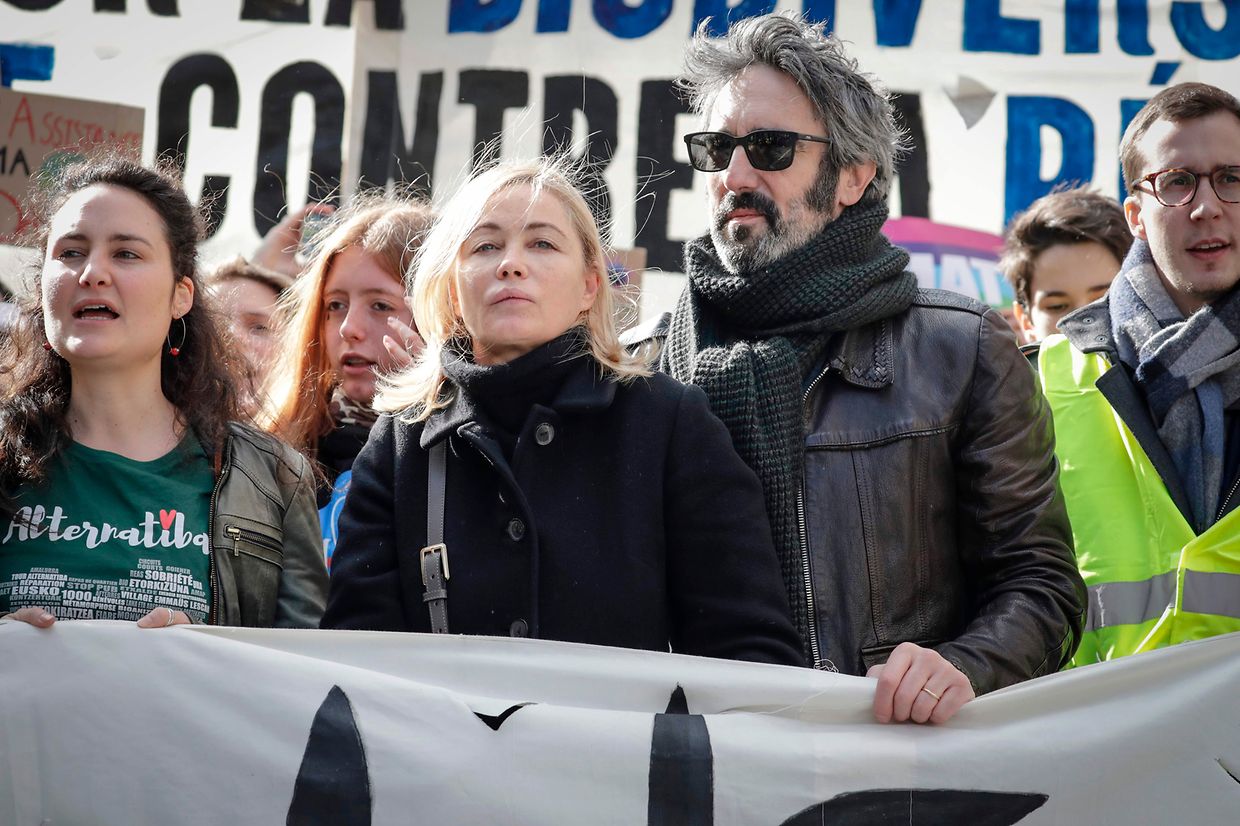 Atriz Emmanuelle Beart e o seu companheiro, Frederic Chaudier, também se associaram aos protestos pela defesa do clima na Marcha do Século. 
