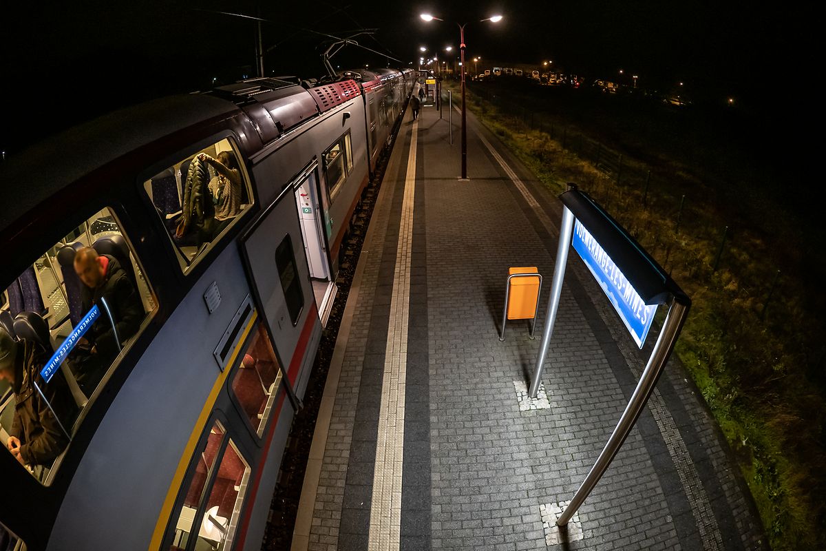La ligne des CFL partant de Volmerange a relié la commune mosellane à Luxembourg jusqu'à sa suppression en 2018.