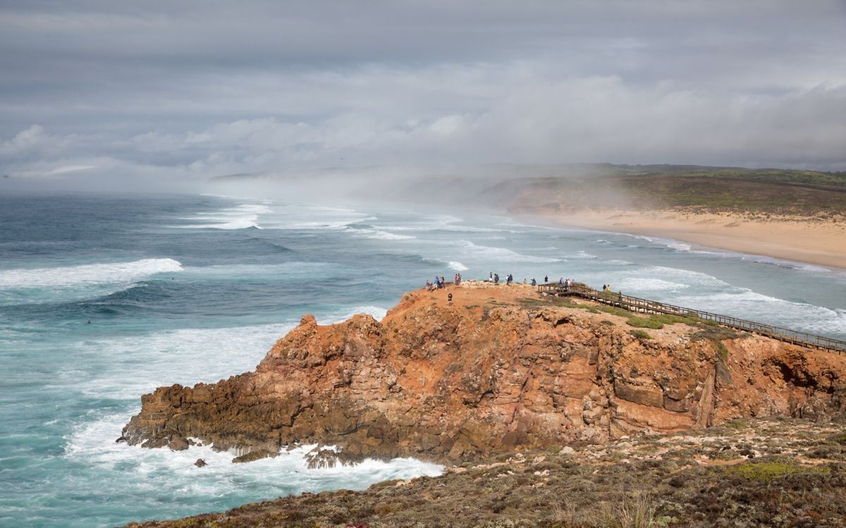 Bei diesem Bild der portugiesischen Küste bei Carrapateira liegt der Fokus auf den Menschen auf dem Felsen. Der Hintergrund gerät so ein wenig weicher, die Wellen bleiben trotzdem scharf genug. 