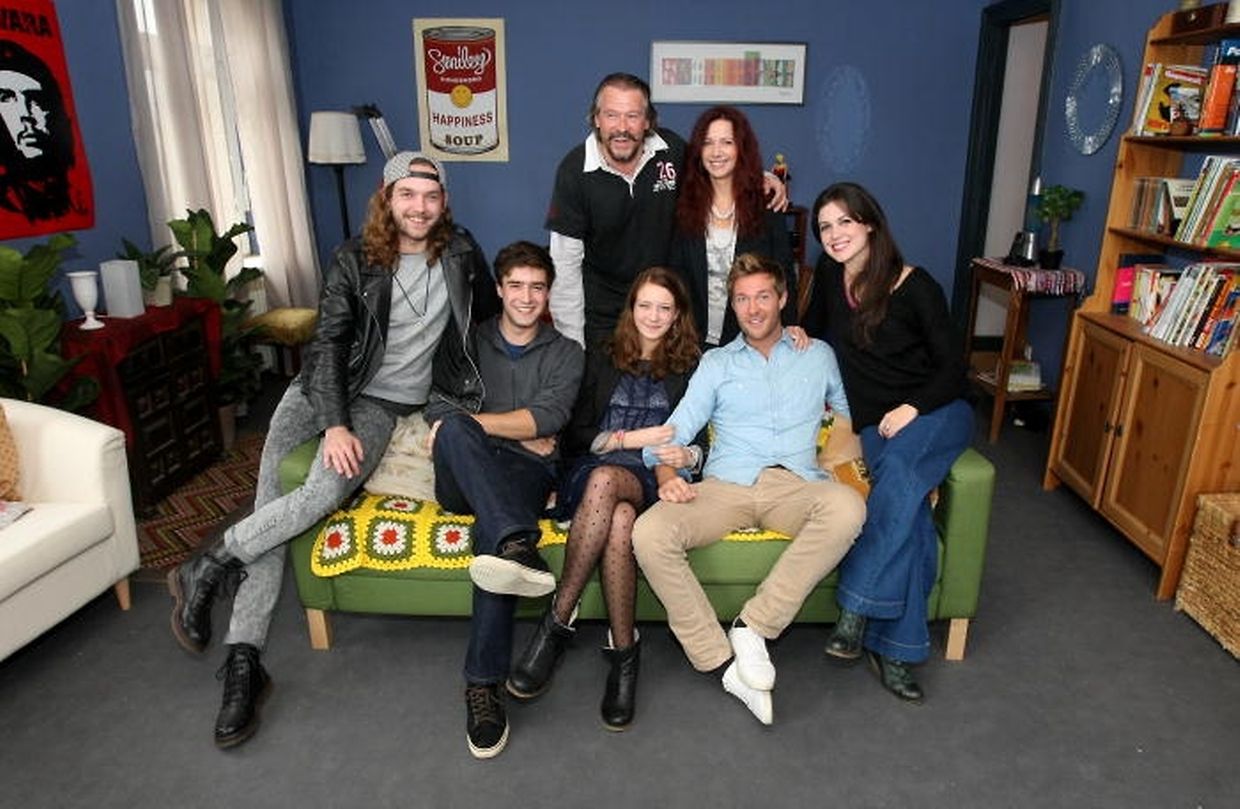 Les acteurs de la série dans les vrais décors de la série.