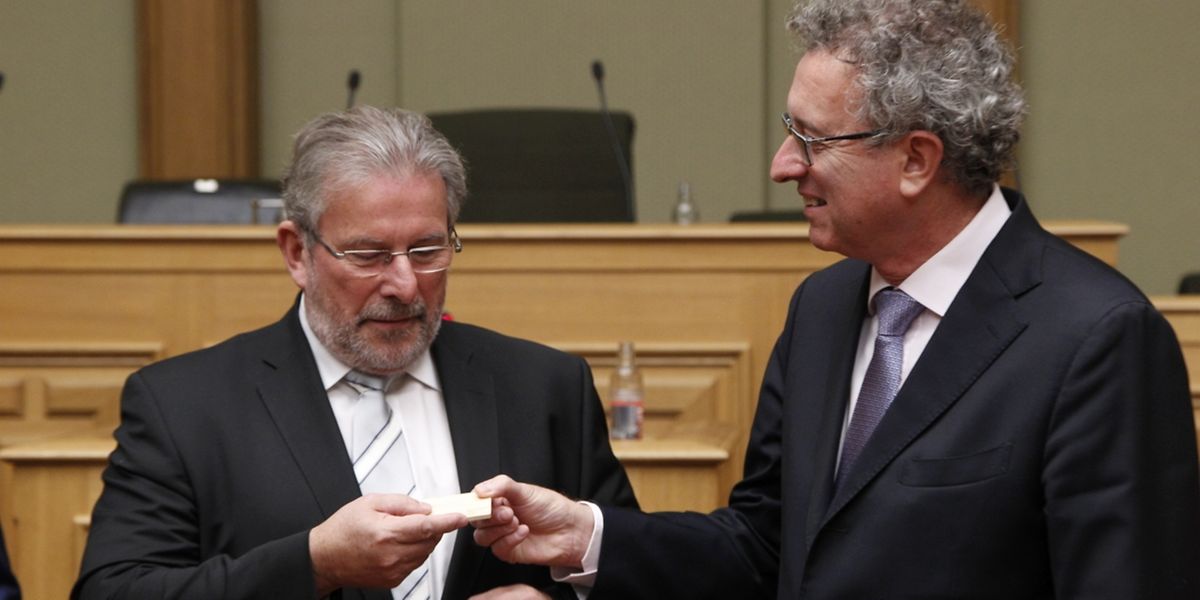 Finanzminister Gramegna übergibt das Staatsbudget an Parlamentspräsident Di Bartolomeo. Es befindet sich auf einem USB-Stick aus zertifiziertem Holz.