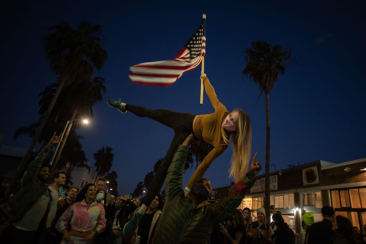 In Los Angeles jubeln demokratische Wähler auf den Straßen.