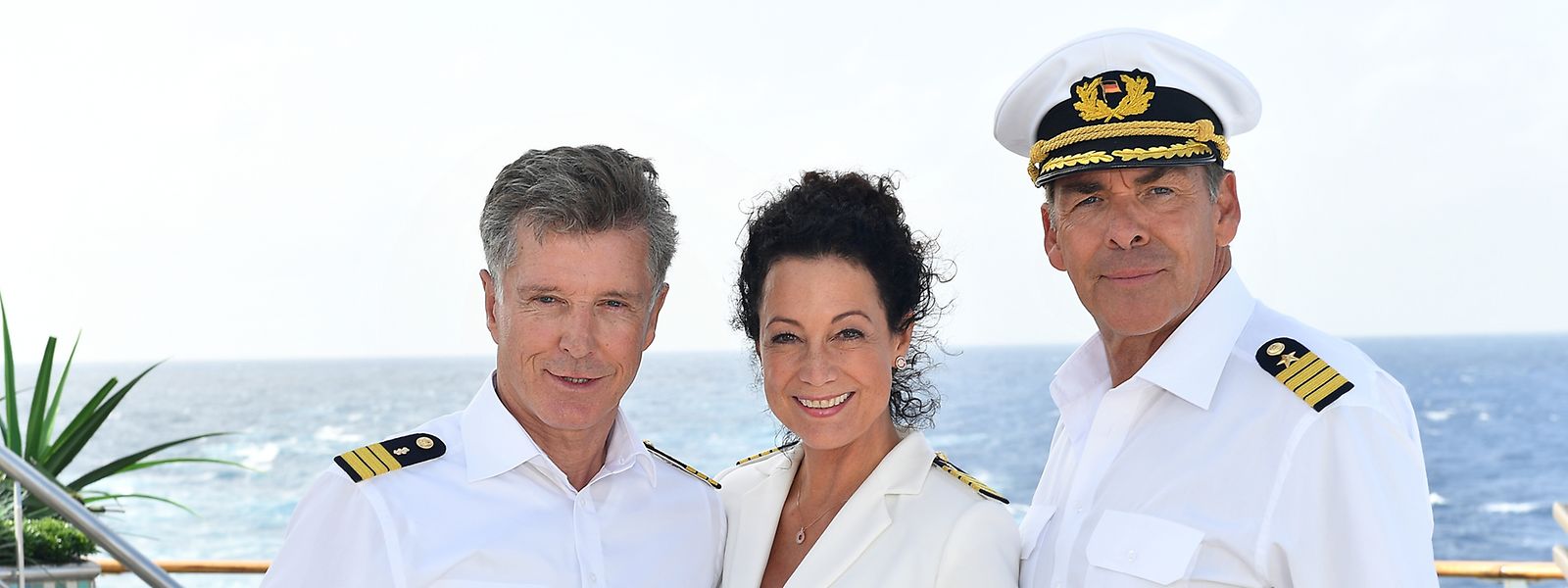 







Kapitän Viktor Burger (Sascha Hehn, r.) verlässt das Schiff. An Bord bleiben Hoteldirektorin Hanna Liebhold (Barbara Wussow) und Schiffsarzt Dr. Wolf Sander (Nick Wilder).