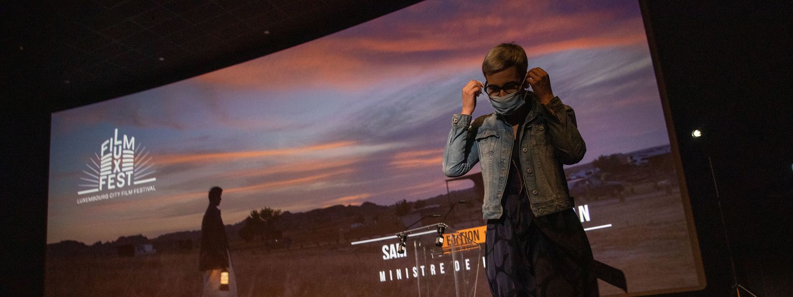 Kulturministerin Sam Tanson zieht nach ihrer Eröffnungsrede ihre Maske wieder an.