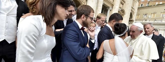 Papst Franziskus begrüßt jung verheiratete Paare auf dem Petersplatz.