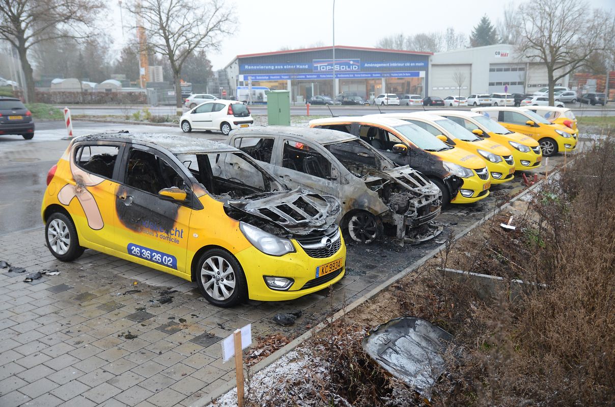 Zwei Autos brannten vollständig aus, zwei weitere wurden schwer beschädigt und sind als Totalschaden anzusehen.