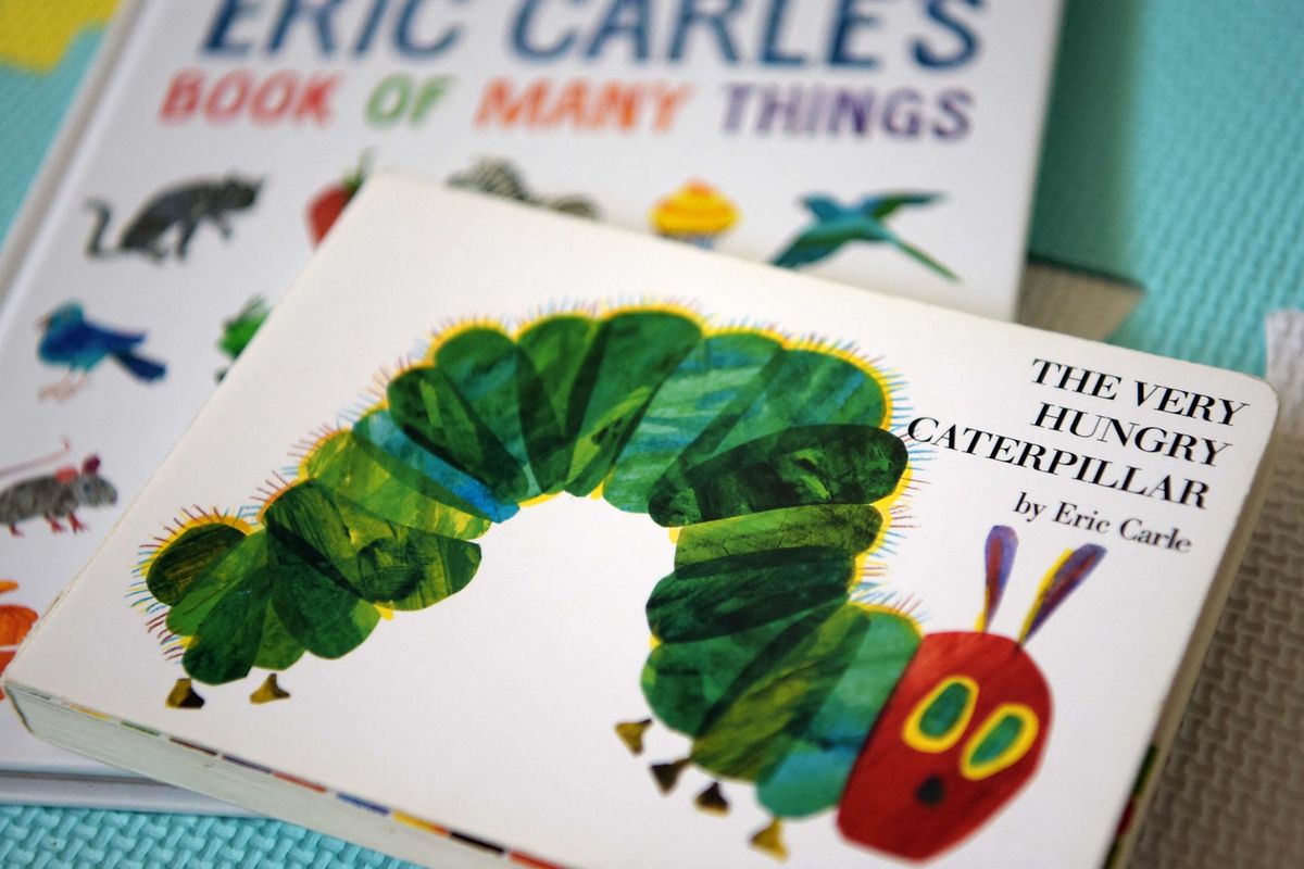 Ikonisches Kinderbuch: "The Very Hungry Caterpillar", auf Luxemburgisch "De Raup, dee Lächer mécht", verkaufte sich 50 Millionen Mal seit 1969. Der Schöpfer der nimmersatten Raupe, Eric Carle, ist im Mai gestorben.