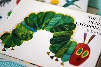 Ikonisches Kinderbuch: "The Very Hungry Caterpillar", auf Luxemburgisch "De Raup, dee Lächer mécht", verkaufte sich 50 Millionen Mal seit 1969.
