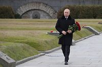 Russian President Vladimir Putin attends a wreath laying commemoration ceremony for the 75th anniversary since the Leningrad siege was lifted during the World War Two at the Boundary Stone monument, around 50 kilometers east of Saint Petersburg on January 18, 2020. - The Russian city of St. Petersburg, then called Leningrad, marked the 75th anniversary of the end of the devastating WWII siege by Nazi forces, lasted 872 days until the Soviet Army drove the Nazis away on January 27, 1944. (Photo by Alexei Danichev / Sputnik / AFP)
