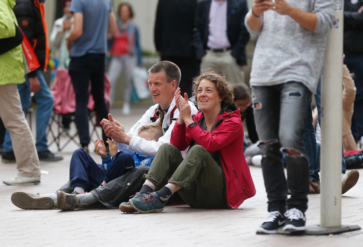 Auf der Place d'Armes verfolgen die Fans das Viertelfinale beim Public Viewing.