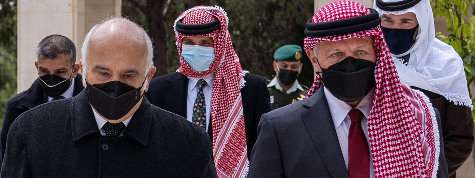 In Jordanien sind König Abdullah II (r.)  und Prinz Hamsa (Mitte) zum ersten Mal seit einer Palastfehde wieder gemeinsam aufgetreten.