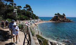 (FILES) In this file photo taken on July 05, 2020 People enjoy a day out at the beach in Platja D�Aro near Girona on July 5, 2020. - Spain will allow all vaccinated travellers to visit the country from June 7, Prime Minister Pedro Sanchez said on May 21, 2021, as the tourism hotspot aims to revive its virus-battered travel industry.

"From June 7, all vaccinated people and their families will be welcome in our country, Spain, regardless of their country of origin," Sanchez said at an international tourism fair in Madrid. (Photo by Josep LAGO / AFP)