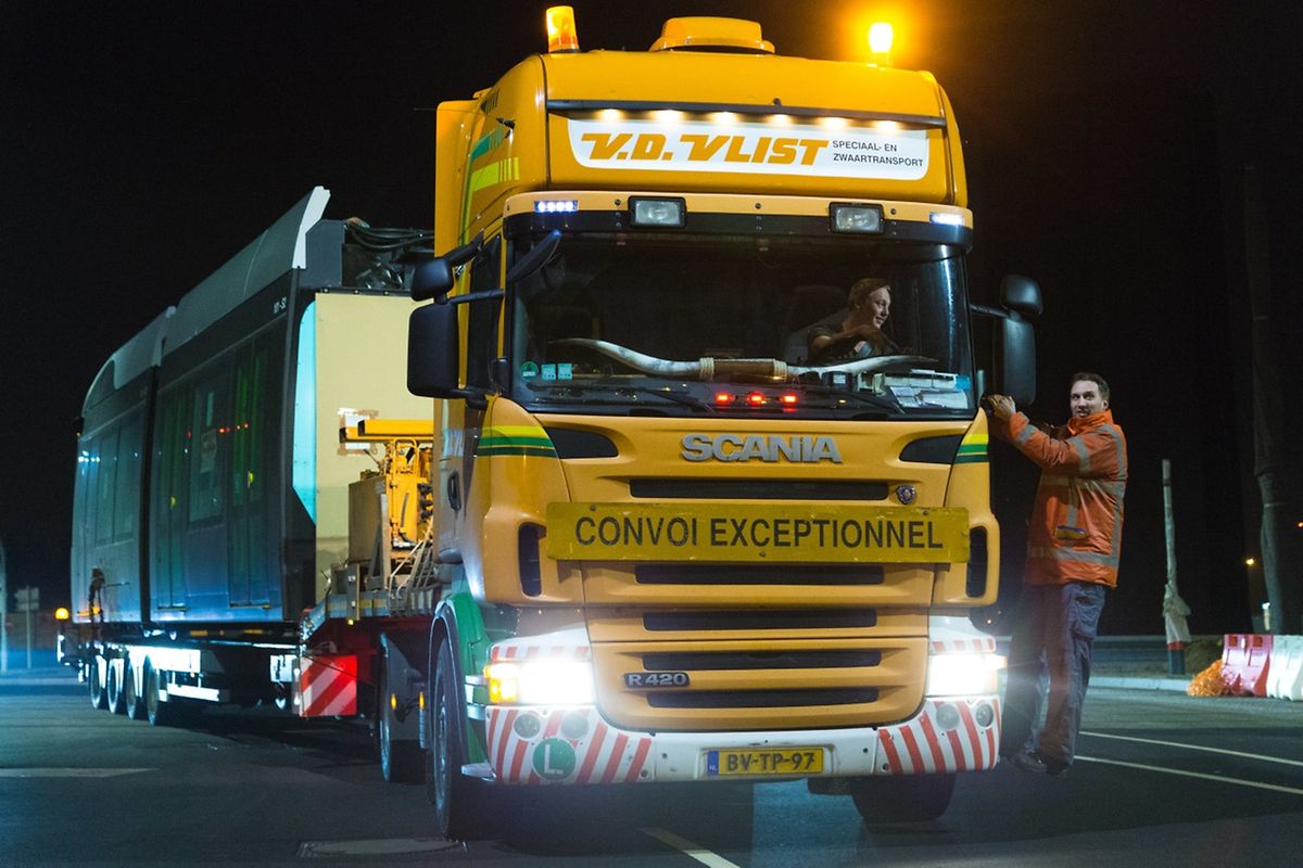 Per Schwertransport erreichen die zwei Straßenbahn-Teilstücke ihren Bestimmungsort in Kirchberg.