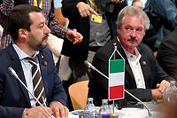 12.07.2018, Österreich, Innsbruck: Matteo Salvini, Innenminister von Italien, und Jean Asselborn, Innenminister von Luxemburg, nehmen an einer Pressekonferenz beim Treffen der Justiz- und Innenminister der EU teil. Der deutsche Innenminister Seehofer diskutiert erstmals im Kreise seiner EU-Kollegen über die europäische Asylpolitik. Am Rande des Treffens der EU-Innenminister in Innsbruck wird der CSU-Chef mit Ländern wie Griechenland außerdem die Möglichkeiten zur Rücknahme von Flüchtlingen ausloten. Foto: Barbara Gindl/APA/dpa +++ dpa-Bildfunk +++
