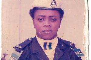 Ekimedo Idedia en uniforme de policière au Nigéria, en 1998.