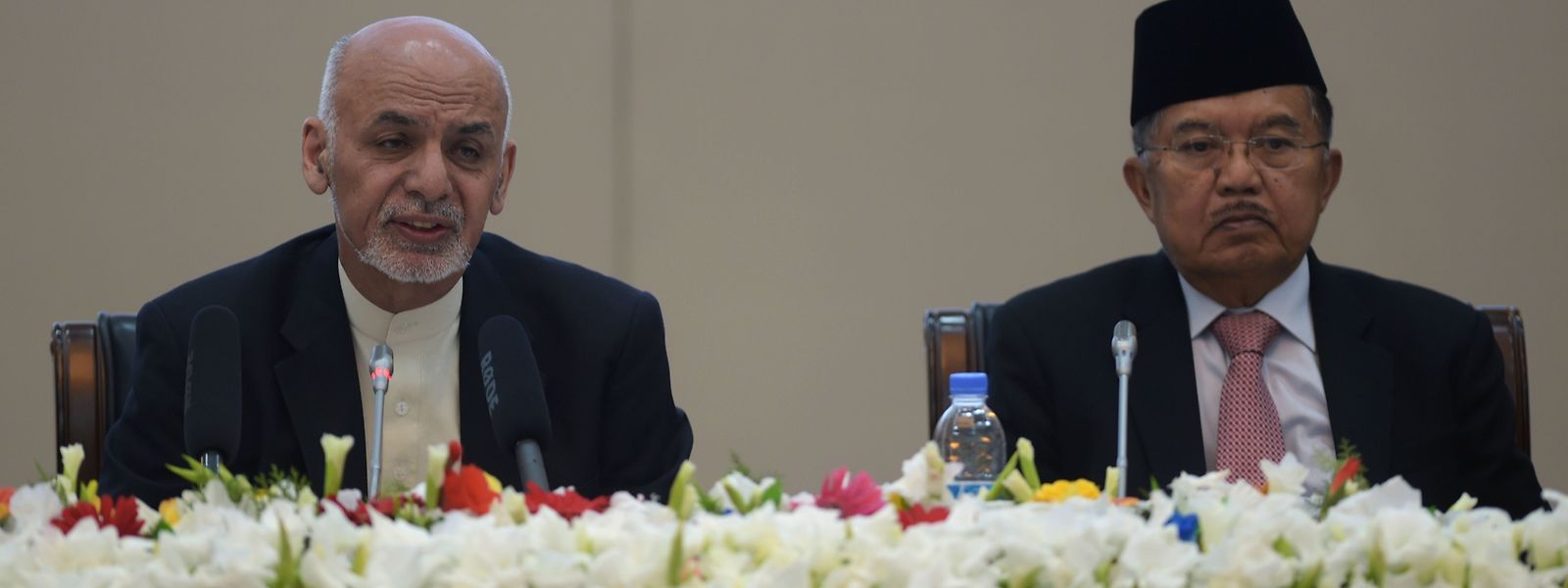 Präsident Aschraf Ghani (links) bot den Taliban vor Delegierten aus 26 Ländern zudem afghanische Pässe an, ein Büro in Kabul, die Entlassung von Gefangenen und die Streichung von Sanktionen. 
