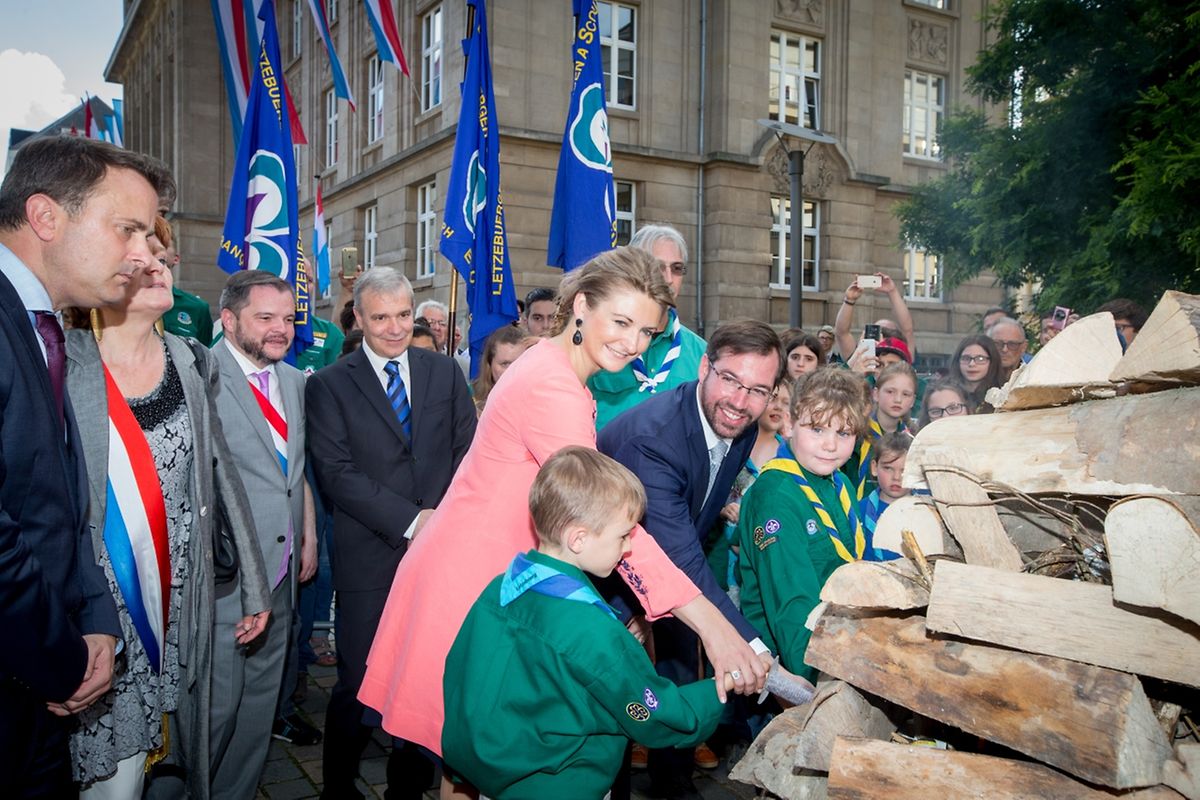 Das traditionelle Lagerfeuer wird angezündet.