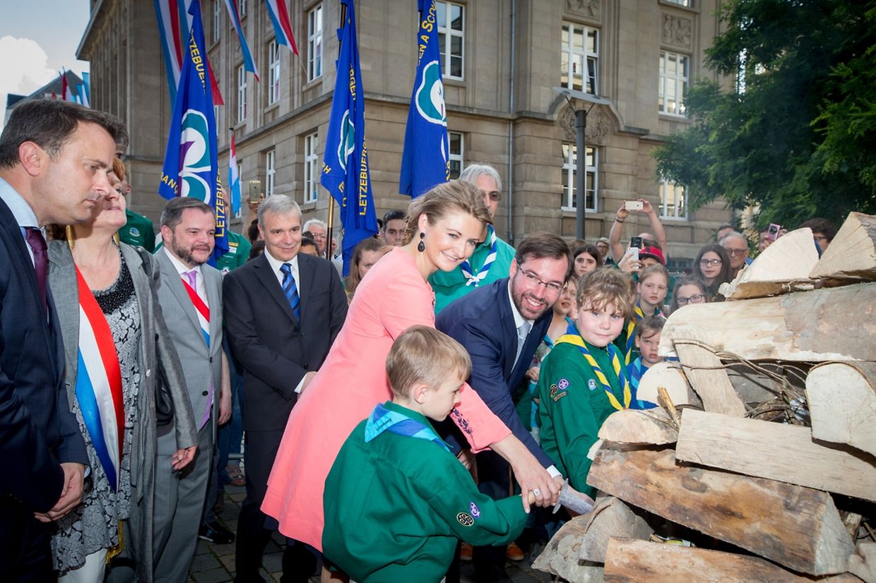 Das traditionelle Lagerfeuer wird angezündet.