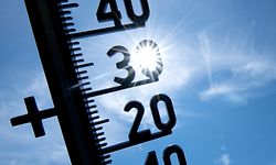 ARCHIV - 25.07.2019, Bayern, München: Ein Thermometer zeigt Temperaturen über 30 Grad an. (zu dpa: «WMO: 1,5-Grad-Schwelle könnte bis 2026 erstmals überschritten werden») Foto: Sven Hoppe/dpa +++ dpa-Bildfunk +++