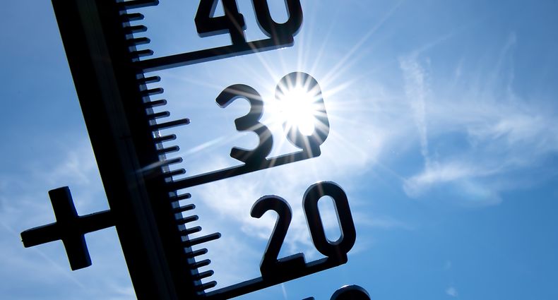 ARCHIV - 25.07.2019, Bayern, München: Ein Thermometer zeigt Temperaturen über 30 Grad an. (zu dpa: «WMO: 1,5-Grad-Schwelle könnte bis 2026 erstmals überschritten werden») Foto: Sven Hoppe/dpa +++ dpa-Bildfunk +++