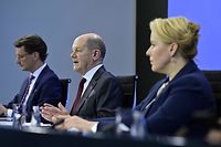German Chancellor Olaf Scholz (C), North Rhine-Westphalia's State Premier Hendrik Wuest (L) and Berlin's Mayor Franziska Giffey (R) address a press conference following a meeting on measures to curb the coronavirus COVID-19 pandemic with the heads of government of Germany's federal states at the Chancellery in Berlin on January 7, 2022. (Photo by John MACDOUGALL / various sources / AFP)