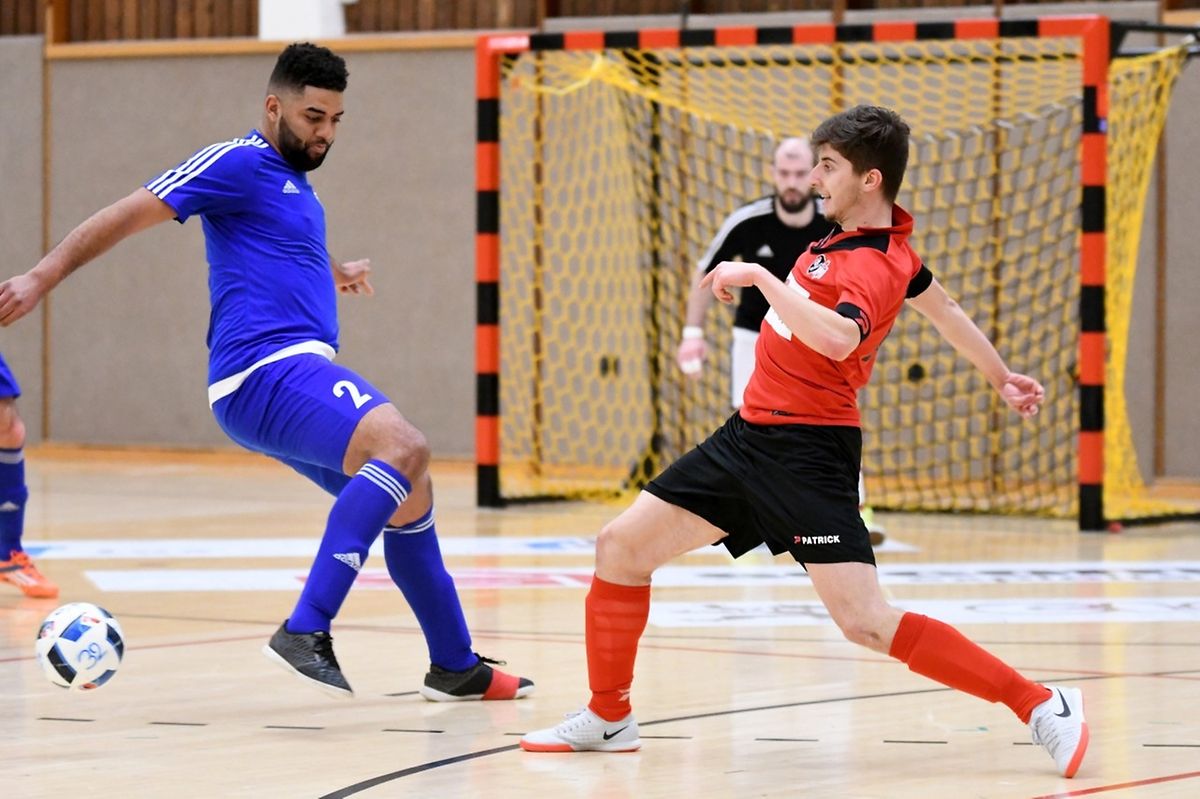 Constat d'impuissance pour Antonio Javier (en bleu) et le Fola face au 58 Latdevils Garnich de José Ferreira. 