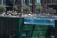 A piscina Sky Pool, em Londres, enche-se de pessoas que se refrescam do calor que atinge a capital britânica.