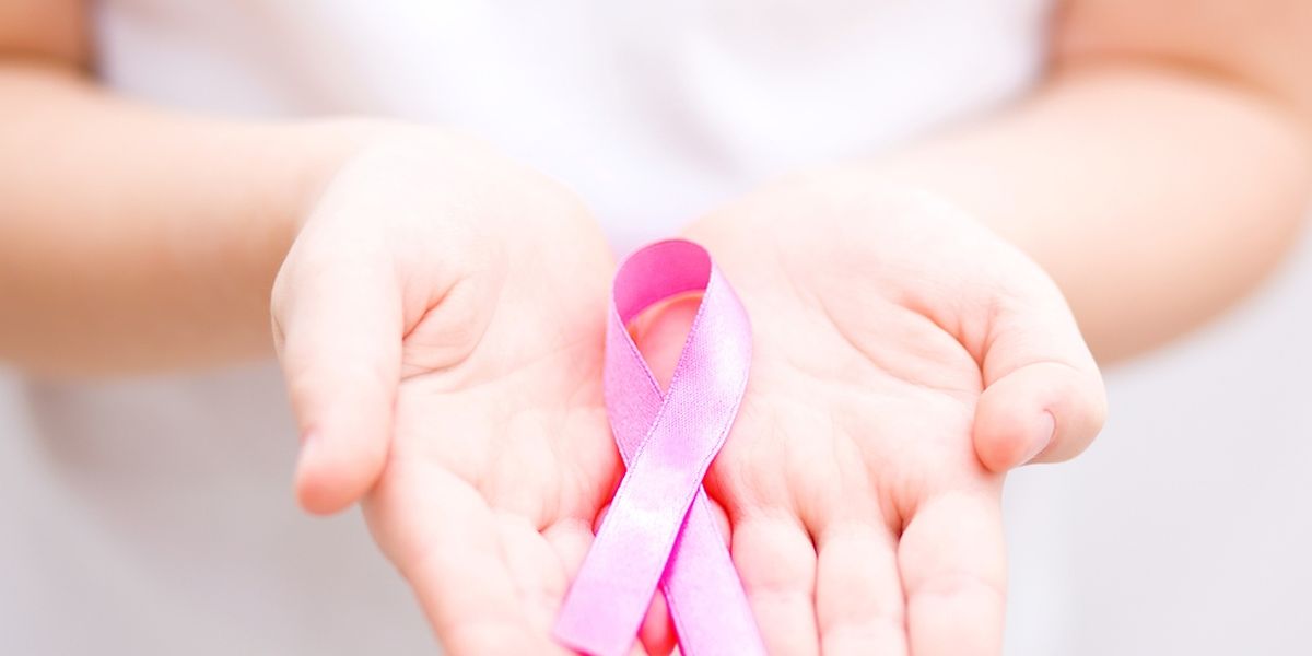 Octobre rose: inciter les femmes à surveiller leur poitrine, à s'informer auprès de leur médecin, afin, en cas de risque de cancer, de détecter la maladie dès que possible.