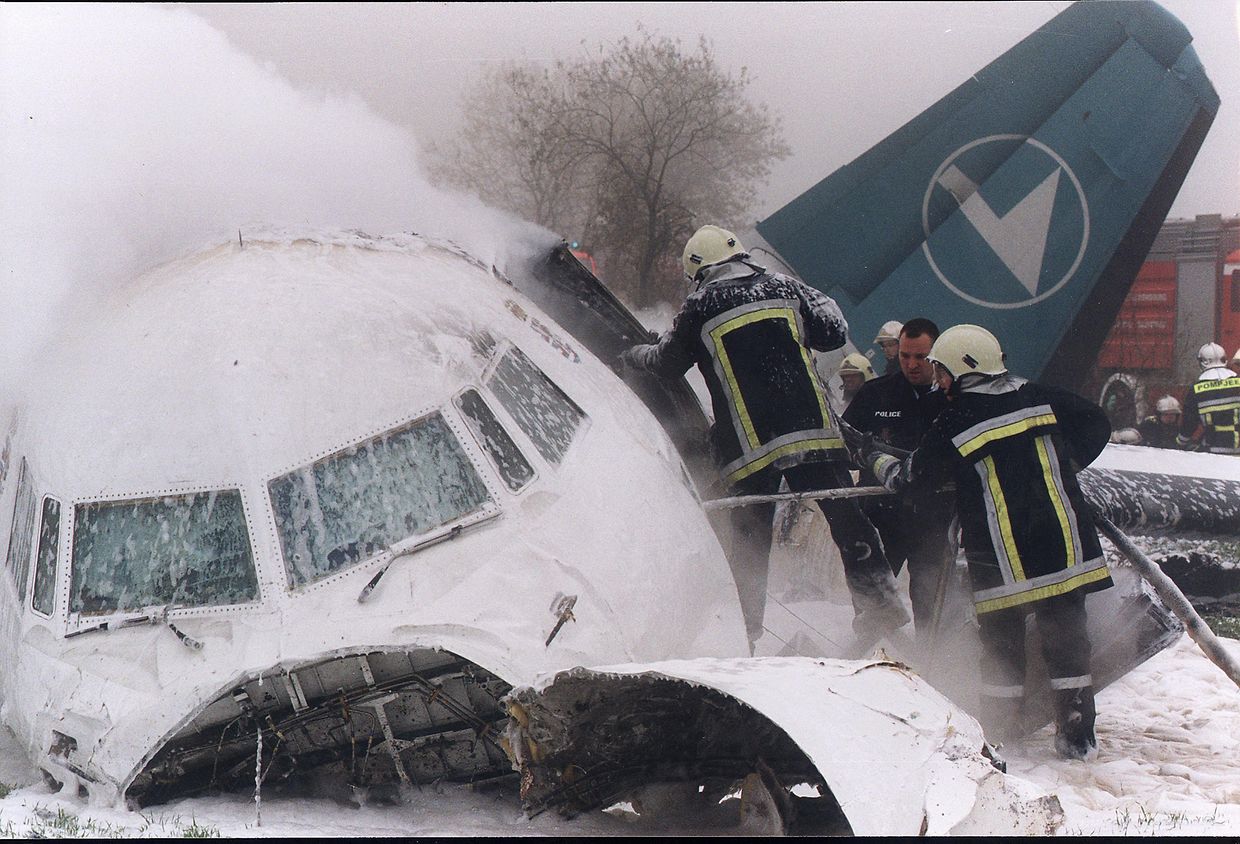Immédiatement après l'impact, un incendie se déclare dans l'avion.