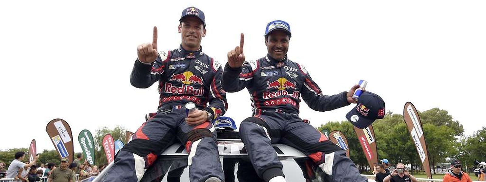Nasser Al-Attiyah  e o co-piloto Mathieu Baumel celebram a sua segunda vitória