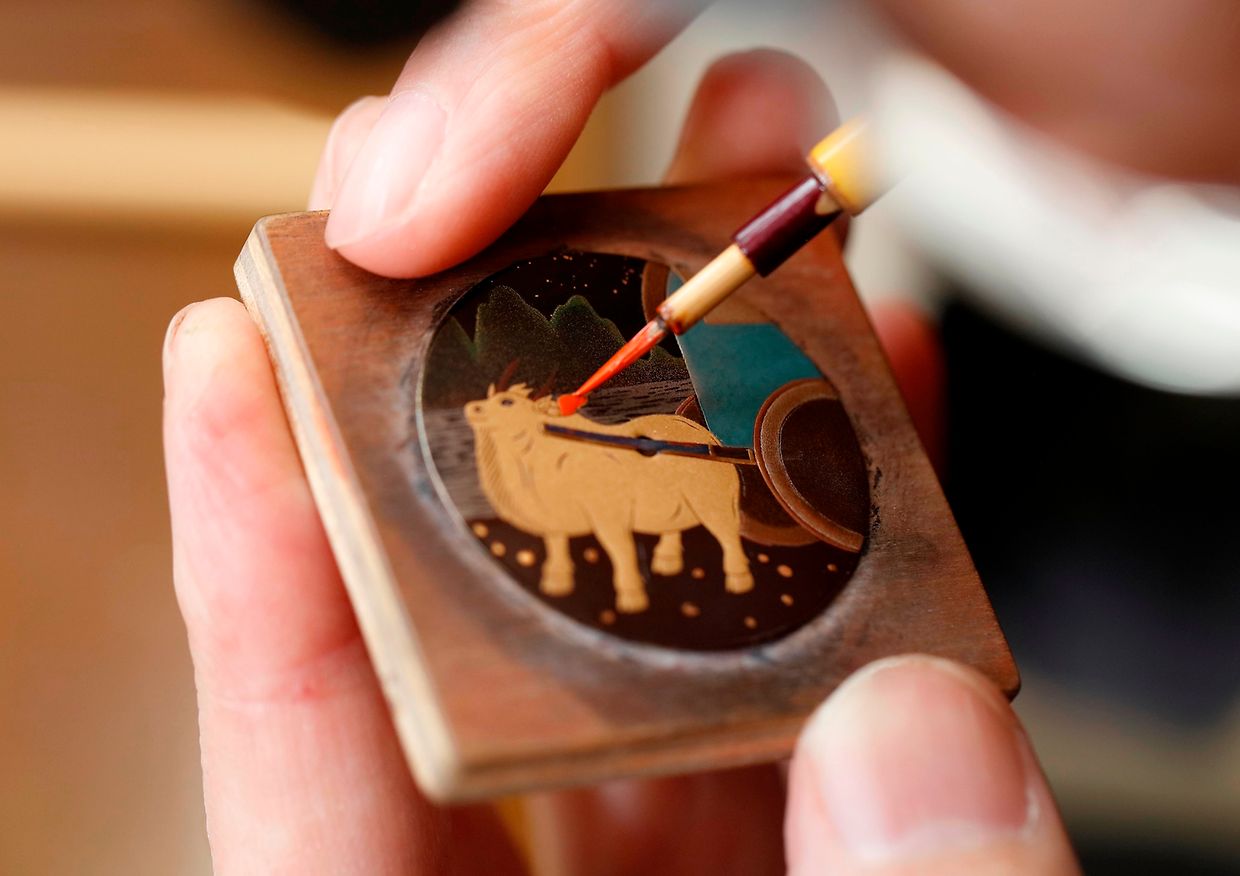 Bei der Herstellung der streng limitierten Sammleruhr „L.U.C XP Urushi Year of the Ox” von Chopard kam eine alte asiatische Handwerkskunst zum Tragen, bei der hochwertiger Lack, Goldstaub und Perlmutt kombiniert werden. 