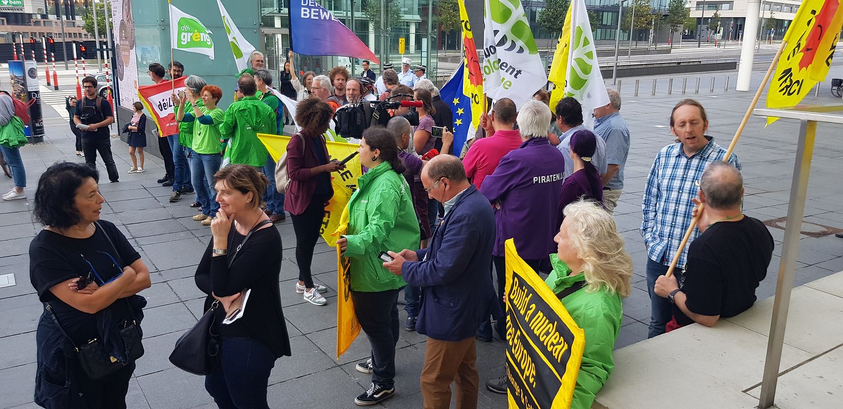 Auf der Place de l'Europe hatten sich Atomkraftgegner eingefunden, um beim französischen Präsidenten die Schließung des Kernkraftwerks in Cattenom einzufordern.