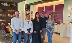 A equipa da Bereloptik (da esq para a dta): Hugo Martins Loureiro (oculista), Marisa Gomes (oculista), Cristina Valente Simões (optometrista), Joseph Barberio (oculista), Mariette Tavares (aprendiz em ótica). 