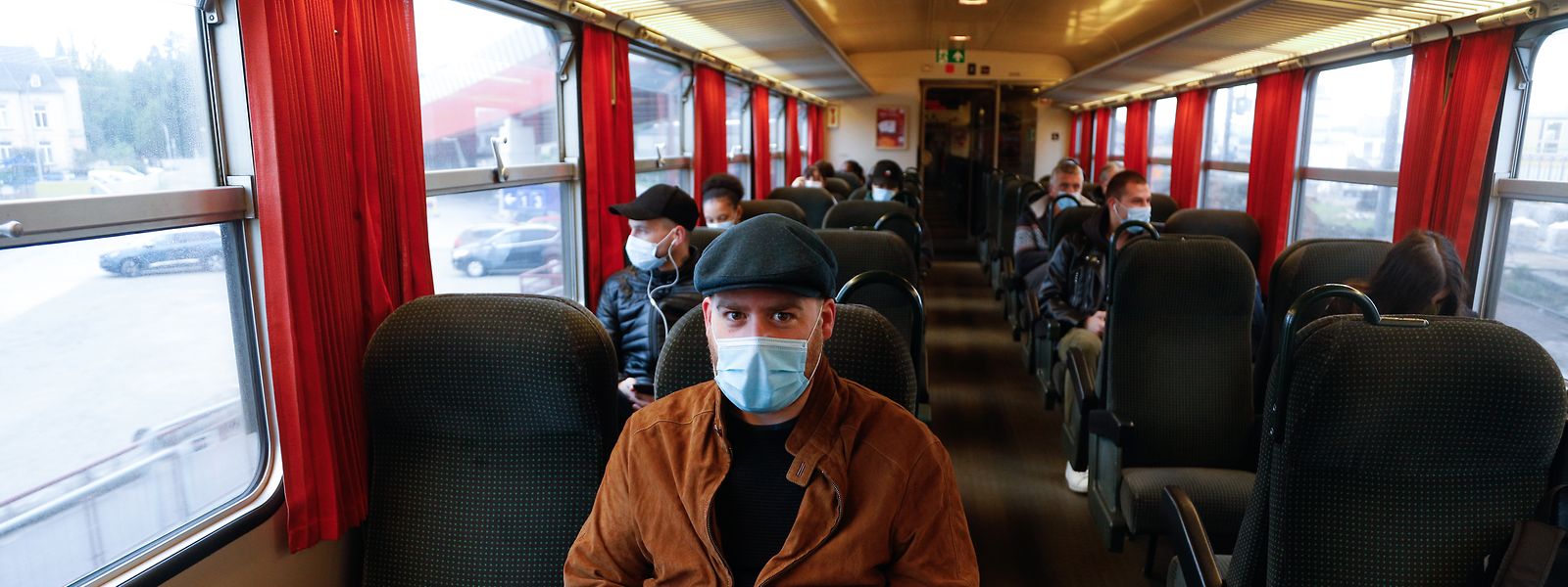 Masque sur le visage, les usagers des transports en commun respectent les consignes de sécurité.