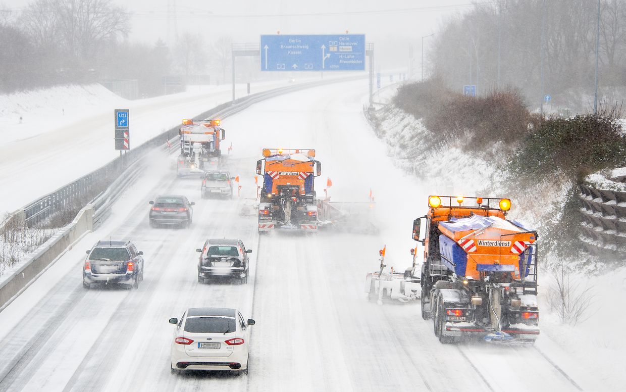 Das Winterwetter hat den Norden und die Mitte Deutschlands fest im Griff. Schnee und Eis sorgen für massive Verkehrsprobleme, manche haben aber auch ihren Spaß daran.
