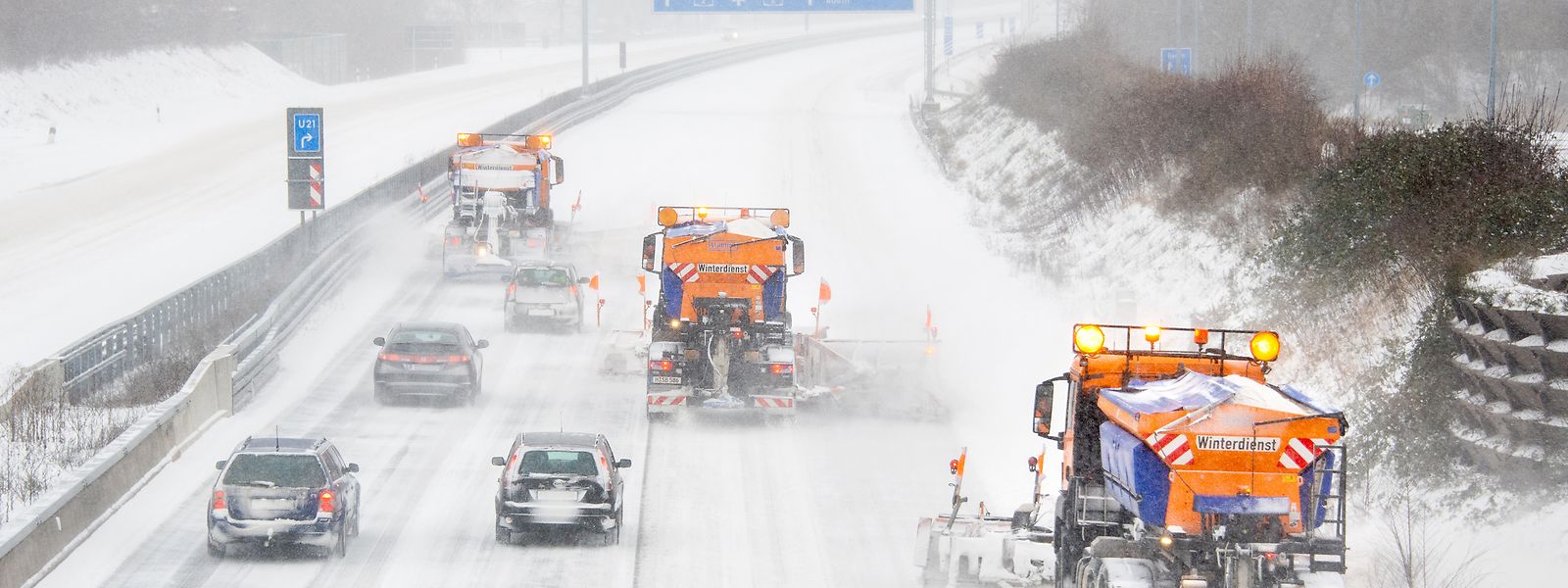 Mehrere Räumfahrzeuge sind auf der verschneiten Autobahn 2 bei Hannover-Bothfeld unterwegs.