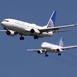 United Airlines (hier eine Boeing 737-800 und ein Airbus A320 beim Landeanflug auf San Francisco) ist durch einen neuen Zwischenfall in die Schlagzeilen geraten.