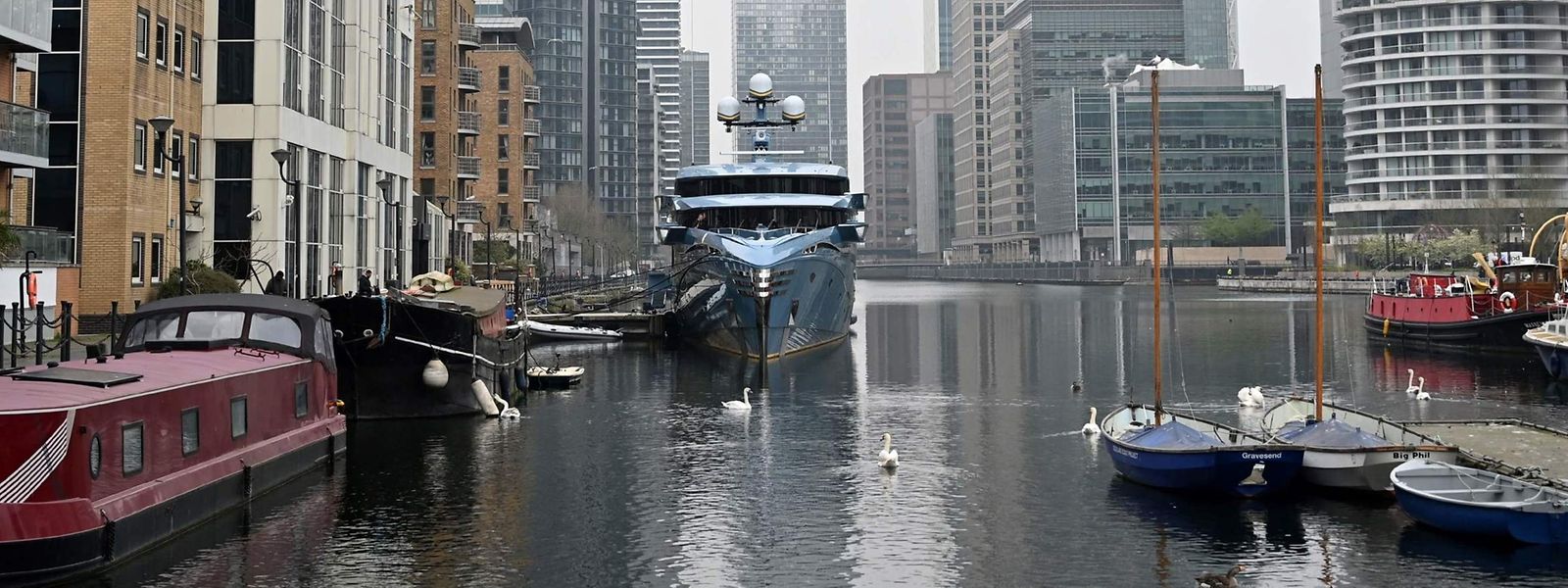 Die Superjacht „Phi“ in einem Dock im Londoner Finanzviertel Canary Wharf.  