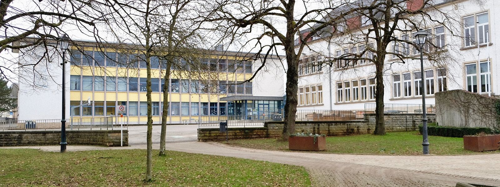 Die Mädchenschule wird abgerissen und durch ein L-Gebäude ersetzt, die Knabenschule, rechts im Bild, umgebaut.