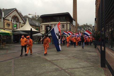 Vor dem Fußballspiel Luxemburg-Niederlande: Niederländer singen und marschieren sich warm