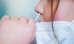 dpatopbilder - 14.04.2021, Berlin: Eine Schülerin macht selbst bei einem Probelauf mit Corona-Schnelltests an der Grundschule in der Köllnischen Heide in Berlin-Neukölln einen Nasenabstrich. Foto: Christoph Soeder/dpa +++ dpa-Bildfunk +++