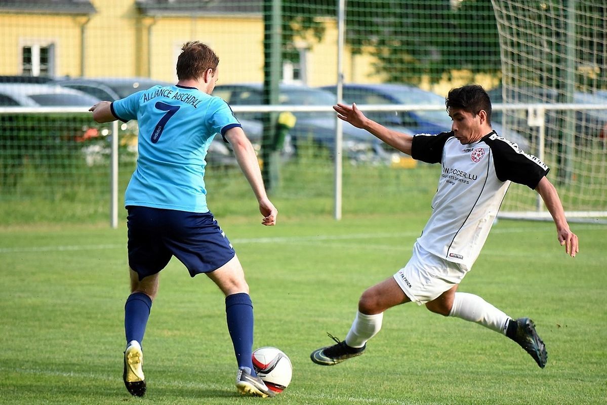 Äischdall (D1) - Merl (D2) 2-5. Ken Stockreiser (en bleu) et Carlos Perez (Merl).